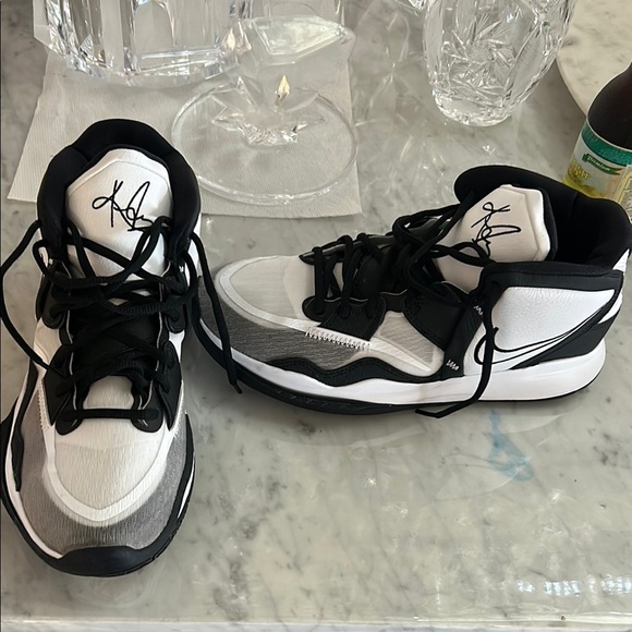 NEW Mens KYRIE Nike Black and White Basketball Shoes - Picture 1 of 10